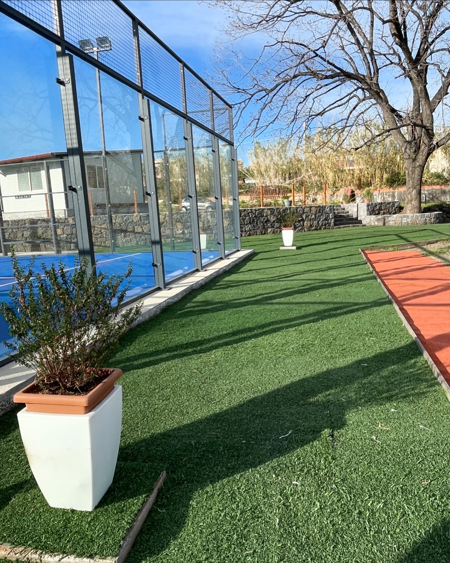 Servizi aggiuntivi DEA Padel Riposto: spogliatoi, snack bar e parcheggio gratuito